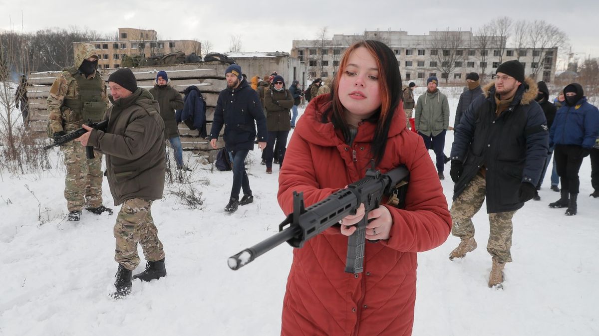 Zbraně dětem i matkám. Civilisté se připravují na guerillovou válku
